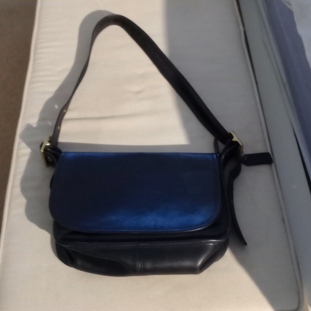 Vintage Patricia's legacy flap black leather crossbody bag E1P-1951